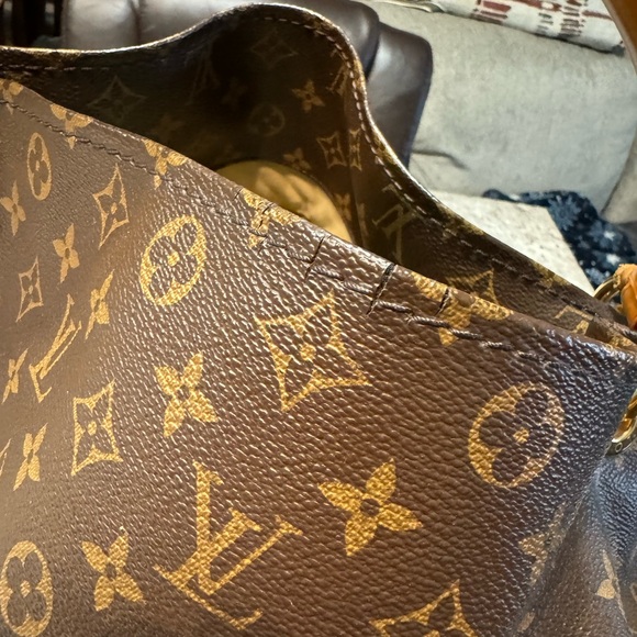 AUTHENTIC GORGEOUS LOUIS VUITTON Monogram Canvas Artsy MM shoulder bag.🥰 - Picture 5 of 8